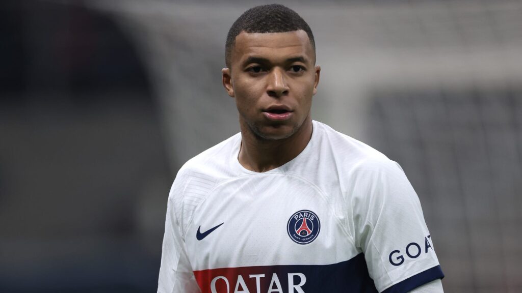 Kylian Mbappe Real Madrid establishes a 'deadline' for Kylian Mbappe's 2024 transfer.