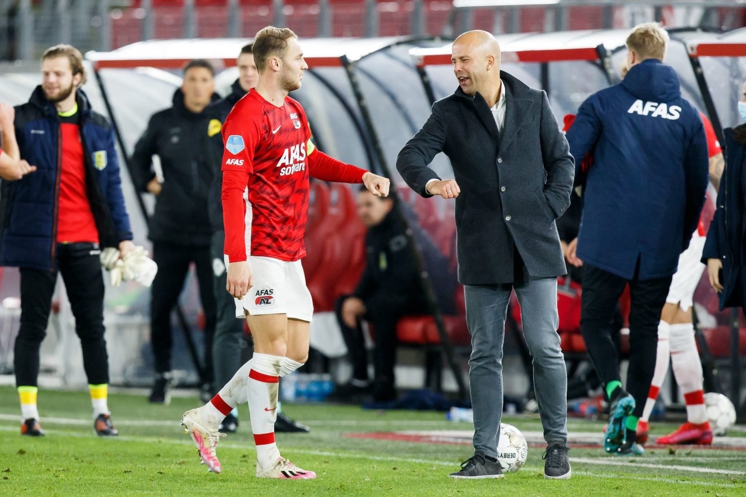 ALKMAAR - (lr) the players and staff celebrate first victory, Teun Koopmeiners of AZ, AZ coach Arne Slot during the Dutch Eredivisie match between ...