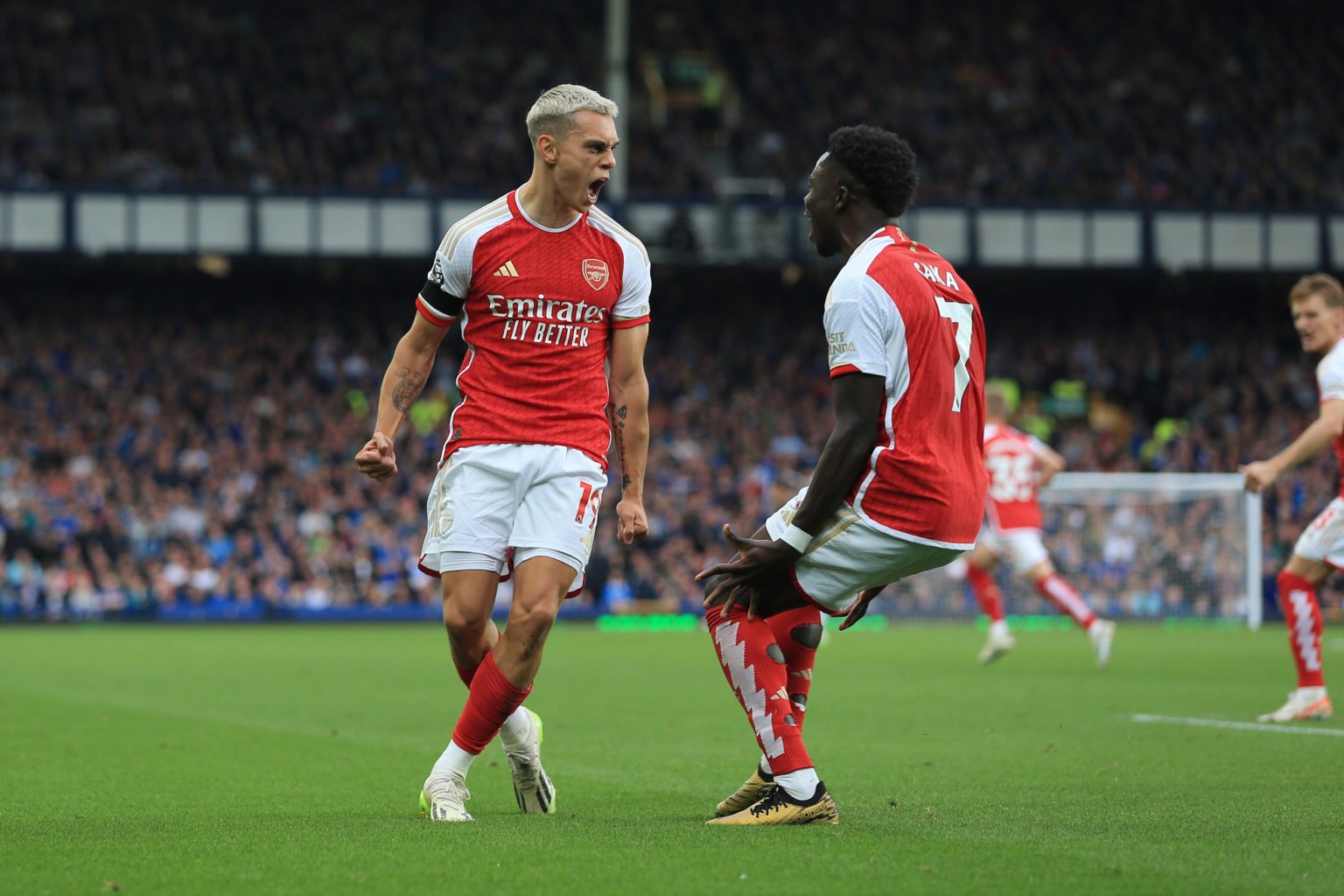 Leandro Trossard of Arsenal (L) celebrates with Bukayo Saka of Arsenal after scoring their 1st goal during the Premier League match between Everton...