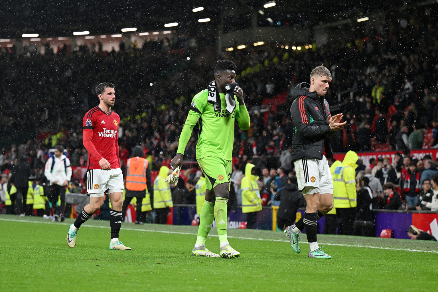 Mason Mount, Andre Onana and Rasmus Hojlund of Manchester United look dejected after the team's defeat in the Premier League match between Manchest...