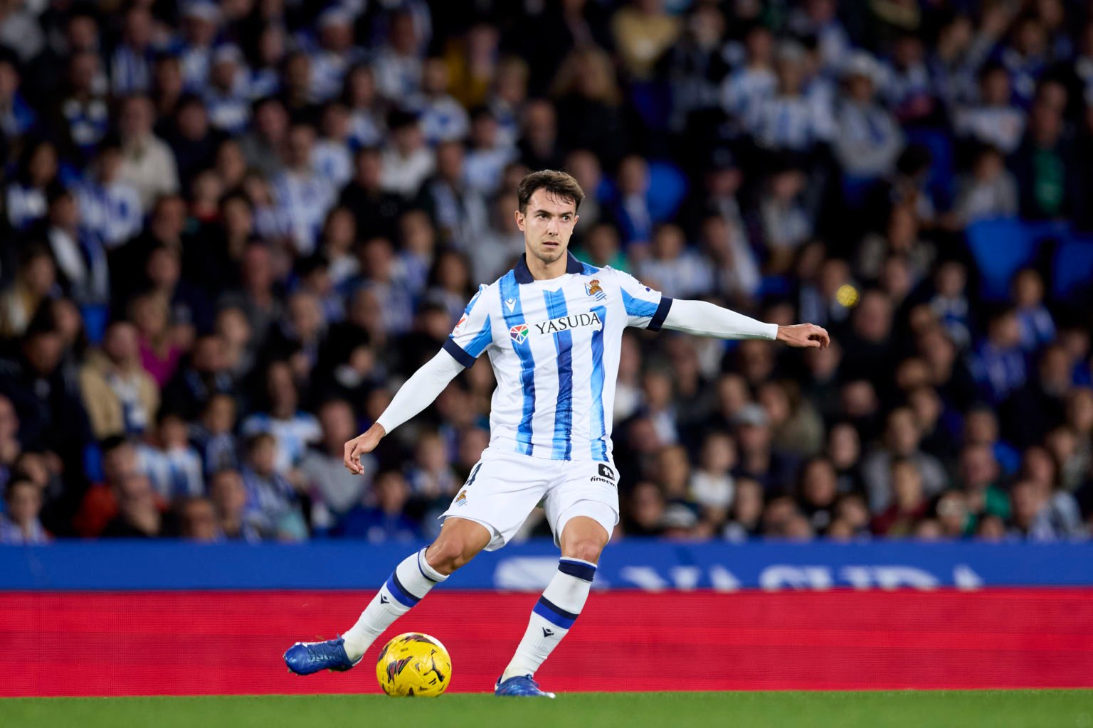 Matin Zubimendi of Real Sociedad with the ball during the LaLiga EA Sports match between Real Sociedad and Deportivo Alaves at Reale Arena on Janua...