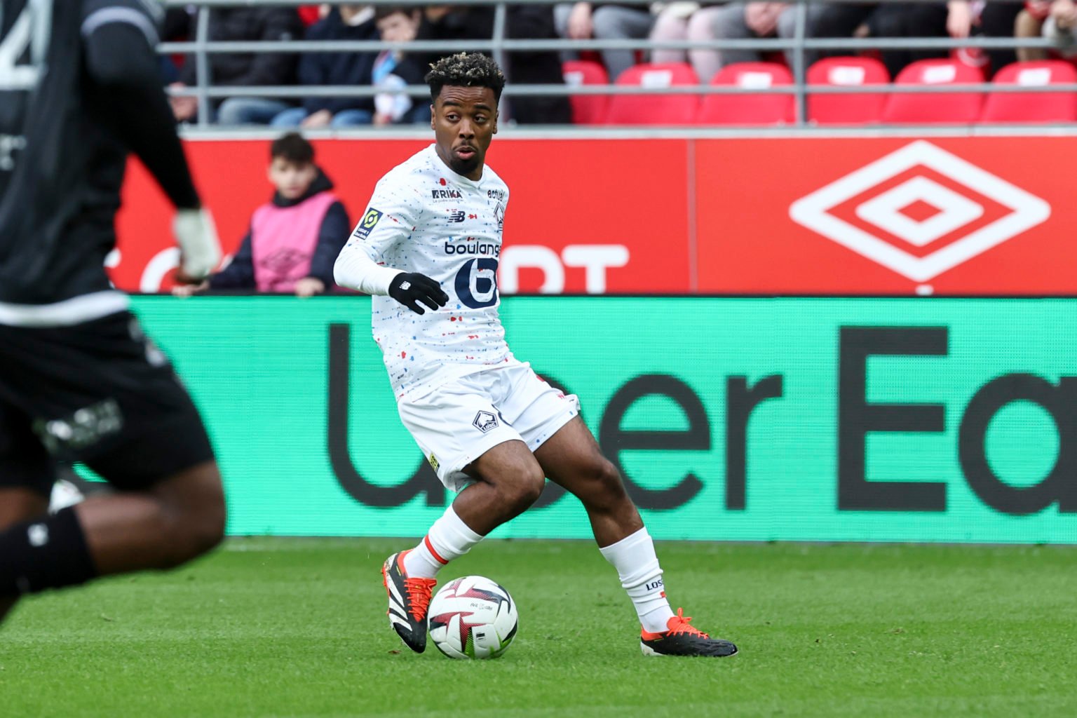 Angel Gomes #8 of Lille OSC controls the ball during the Ligue 1 Uber Eats match between Stade de Reims and Lille OSC at Stade Auguste Delaune on M...