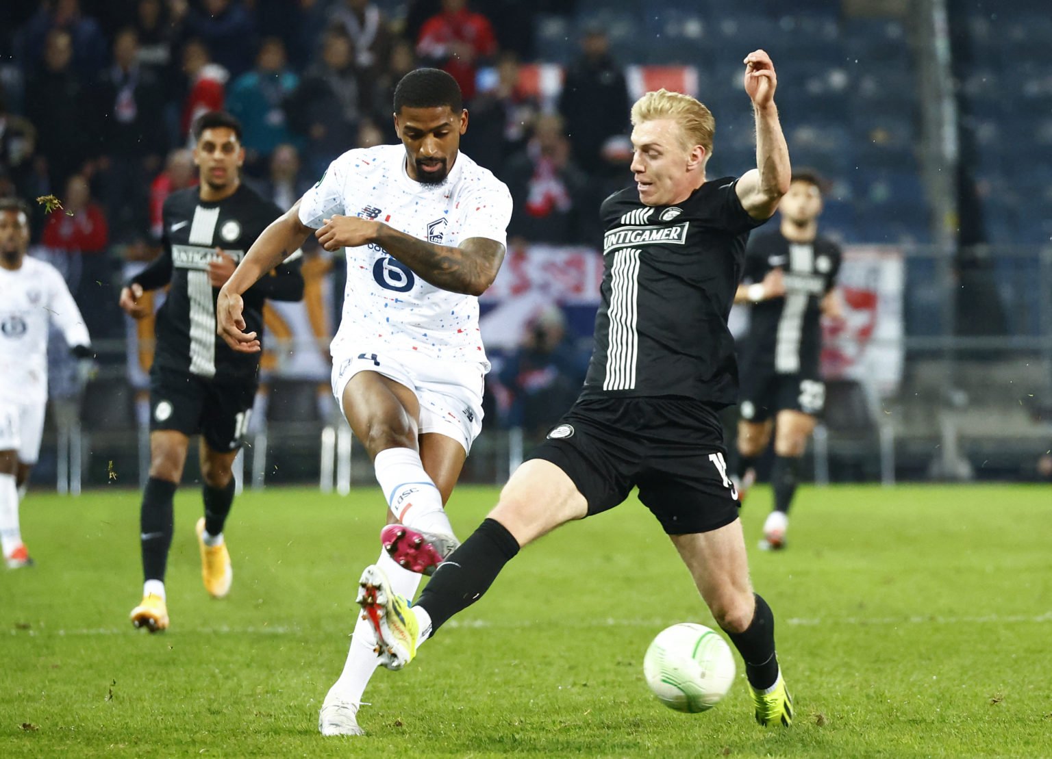 Lille's Brazilian defender #04 Alexsandro (L) and Sturm Graz's English forward Mika Biereth vies for the ball during the UEFA Conference League rou...