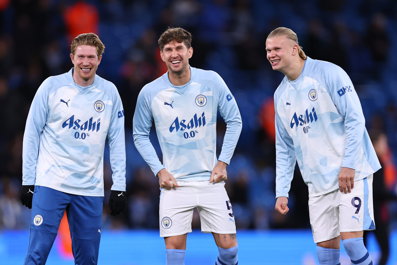 Kevin De Bruyne, John Stones and Erling Haaland of Manchester City warm up ahead of the Premier League match between Manchester City and Aston Vill...