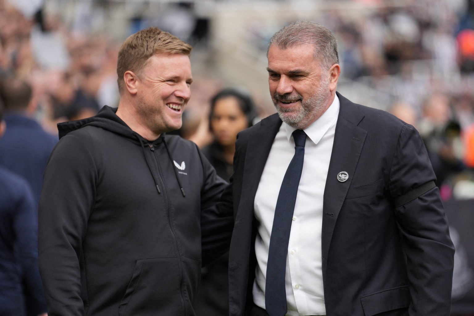 Newcastle United's English head coach Eddie Howe (L) and Tottenham Hotspur's Greek-Australian Head Coach Ange Postecoglou (R) chat ahead of kick-of...