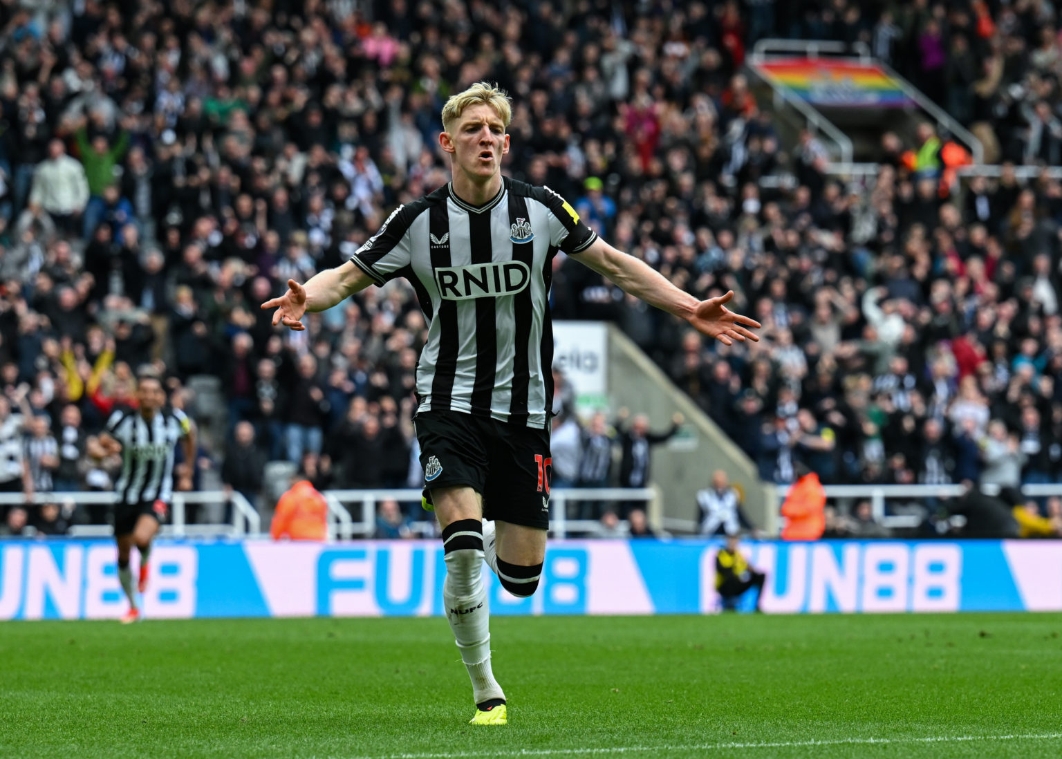 Anthony Gordon of Newcastle United (10) celebrates after scoring Newcastles second goal during the Premier League match between Newcastle United an...