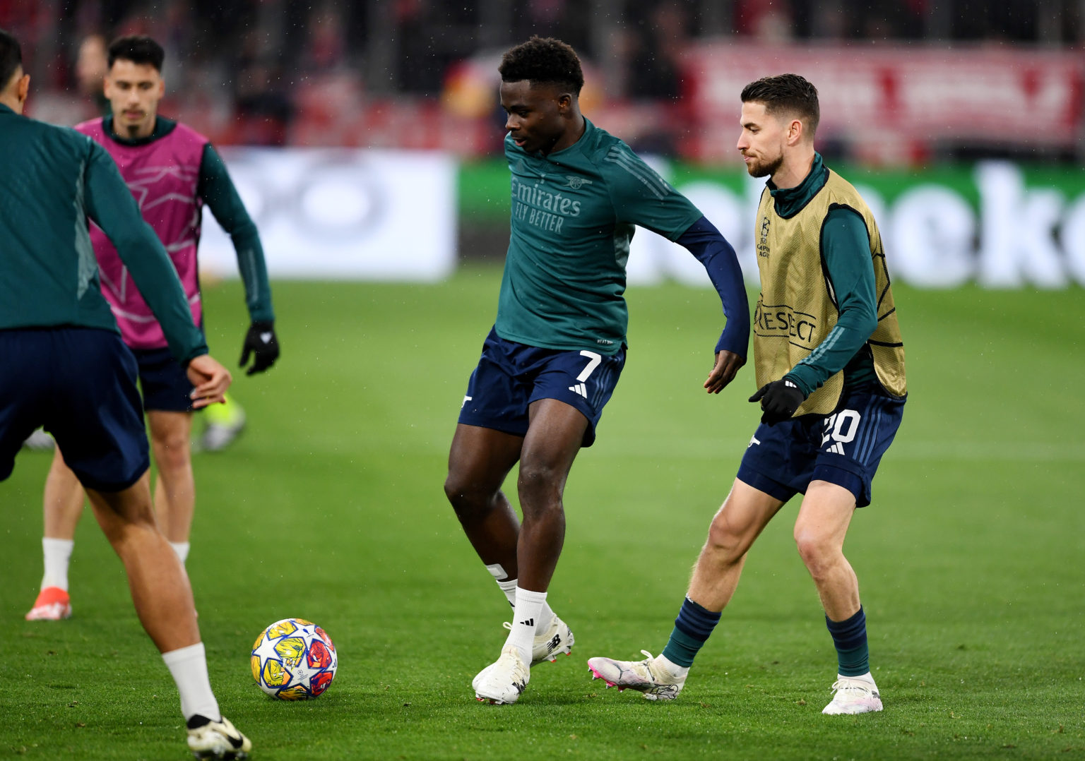 Bukayo Saka of Arsenal warms up alongside teammate Jorginho during the UEFA Champions League quarter-final second leg match between FC Bayern Münch...