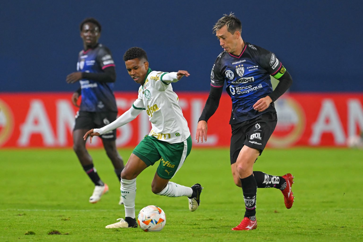 Palmeiras' forward Estevao Willian (L) and Independiente del Valle's defender Richard Schunke (R) fight for the ball during the Copa Libertadores g...