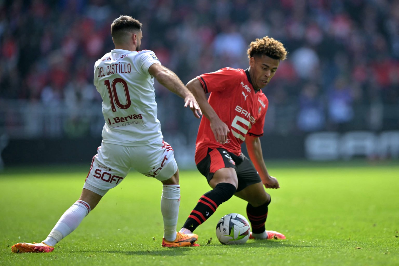 Brest's French forward #10 Romain Del Castillo (L) fights for the ball with Rennes' French midfielder #33 Desire Doue during the French L1 football...