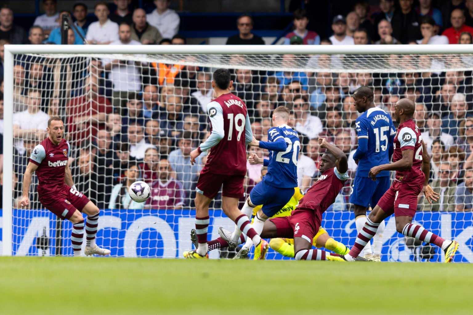 Cole Palmer of Chelsea shoots to score his side's first goal during the Premier League match between Chelsea FC and West Ham United at Stamford Bri...