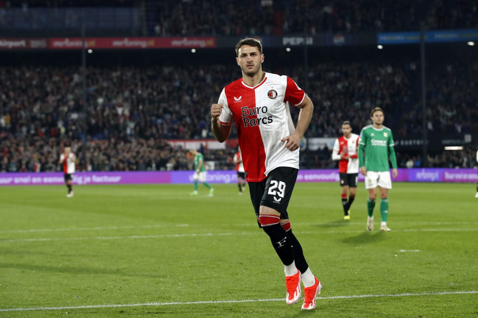 ROTTERDAM - Santiago Gimenez of Feyenoord celebrates the 3-0 during the Dutch Eredivisie match between Feyenoord and PEC Zwolle at Feyenoord Stadiu...