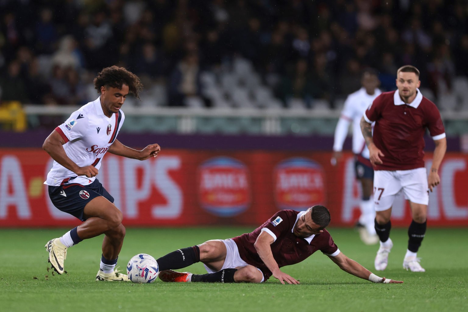 Joshua Zirkzee of Bologna FC is challenged by Alessandro Buongiorno of Torino FC during the Serie A TIM match between Torino FC and Bologna FC - Se...