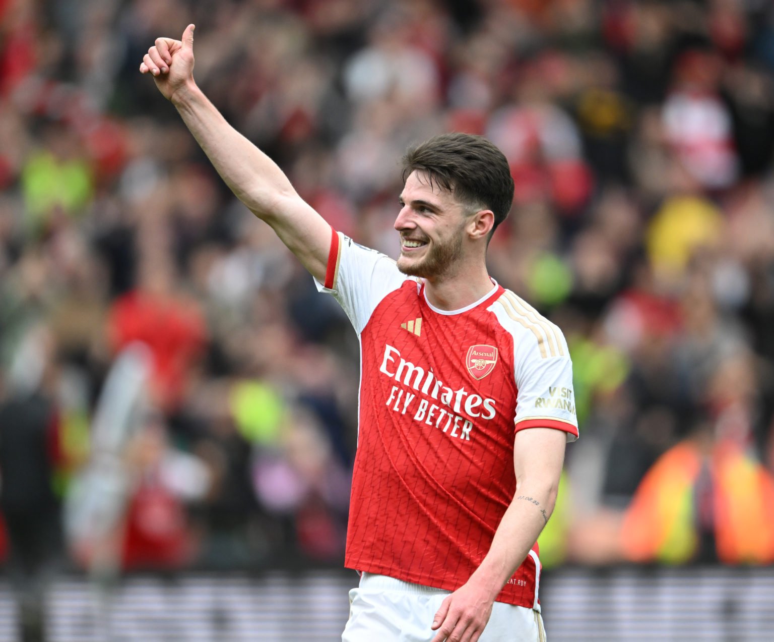 Declan Rice thank the Arsenal fans after the Premier League match between Arsenal FC and AFC Bournemouth at Emirates Stadium on May 04, 2024 in Lon...