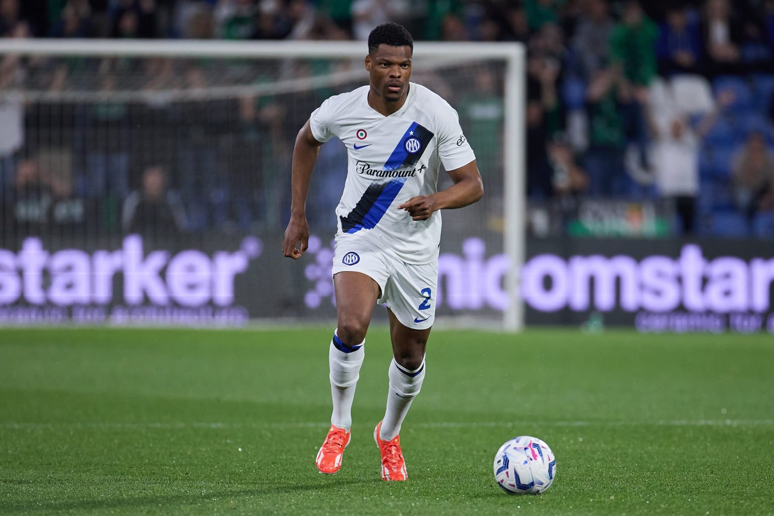 Denzel Dumfries of FC Internazionale controls the ball during the Serie A TIM match between US Sassuolo and FC Internazionale at Mapei Stadium - Ci...