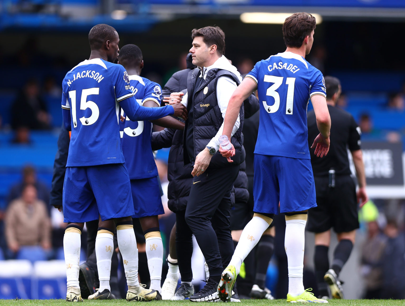 Chelsea Manager Mauricio Pochettino shakes hands with Nicolas Jackson of Chelsea at full time  during the Premier League match between Chelsea FC a...