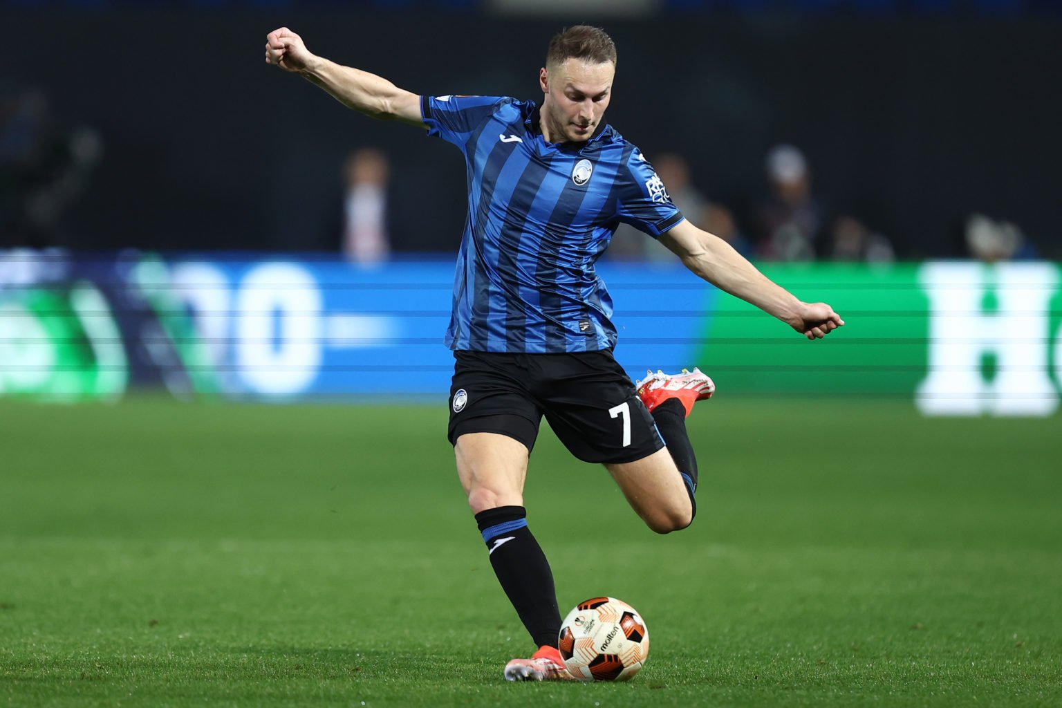 Teun Koopmeiners of Atalanta Bc controls the ball during the UEFA Europa League 2023/24 Semi-Final second leg match between Atalanta BC and Olympiq...