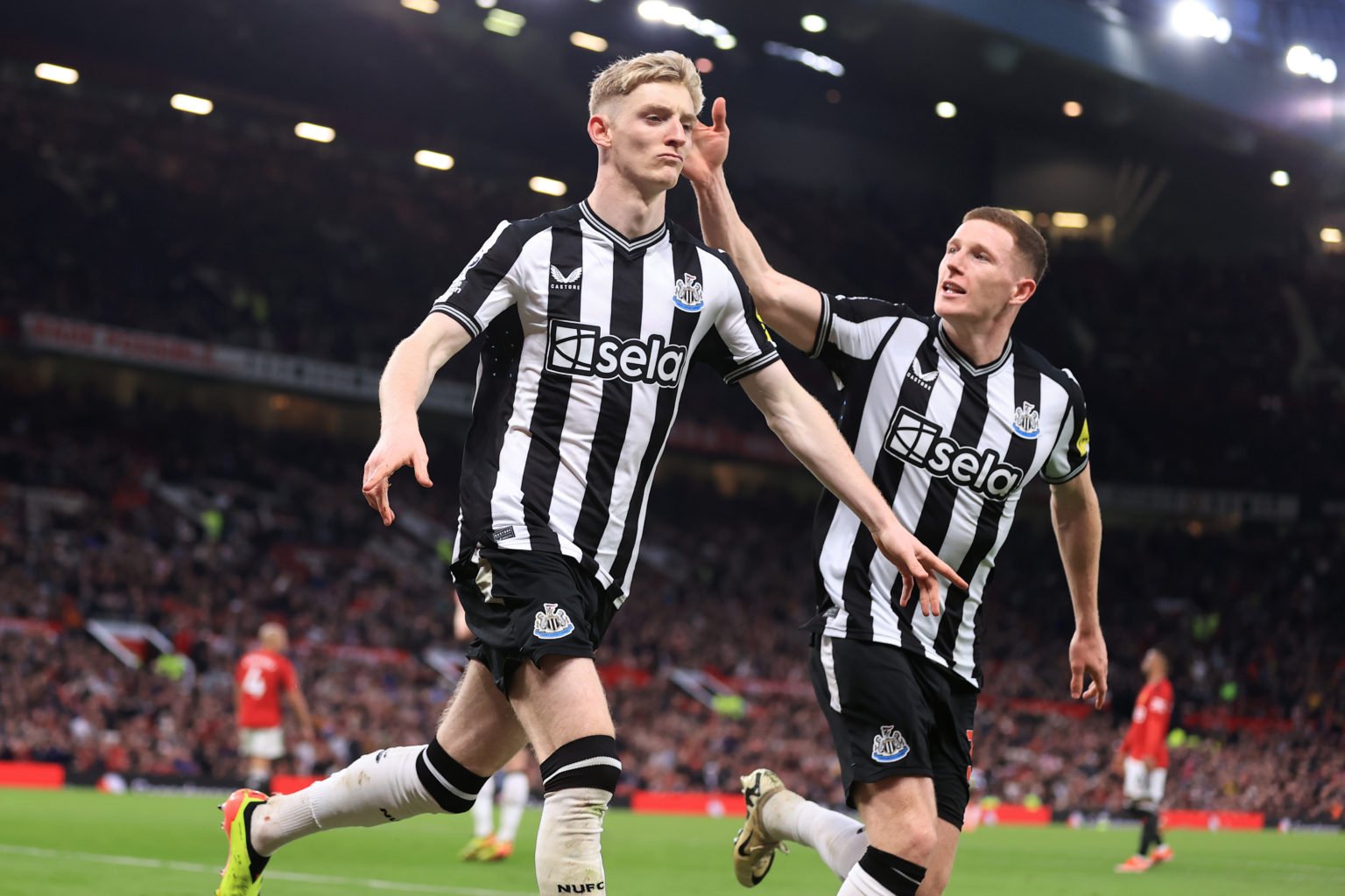 Anthony Gordon of Newcastle United (L) celebrates with Elliot Anderson of Newcastle United after scoring their 1st goal during the Premier League m...