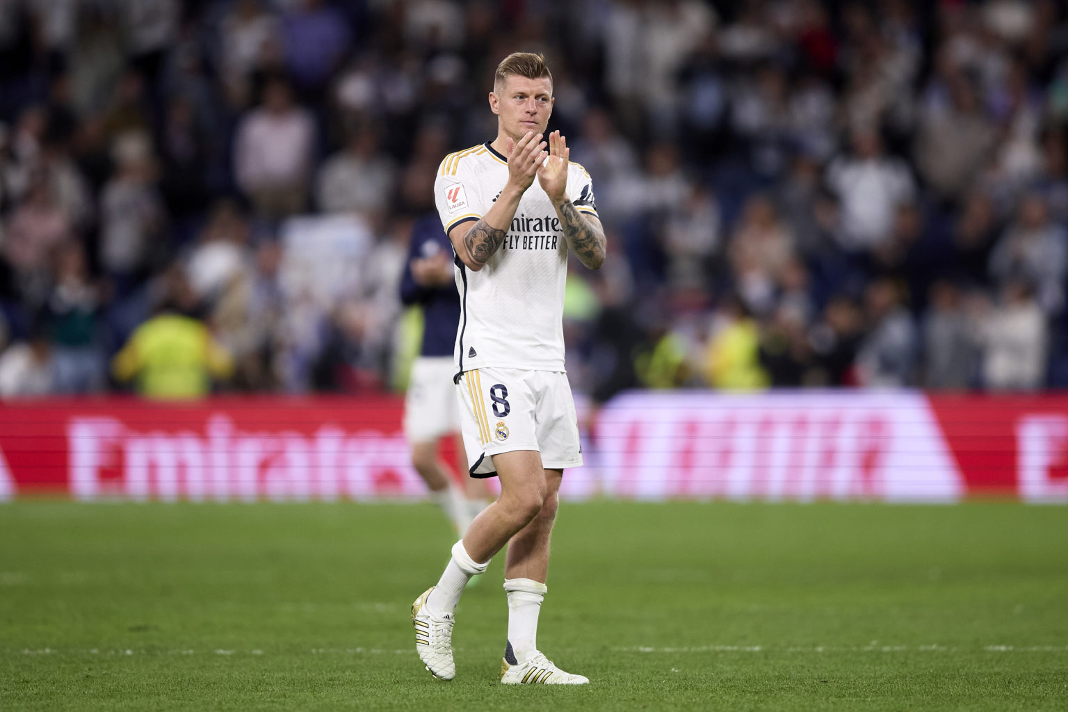 Toni Kroos of Real Madrid acknowledges the fans after the victory during the LaLiga EA Sports match between Real Madrid CF and Deportivo Alaves at ...