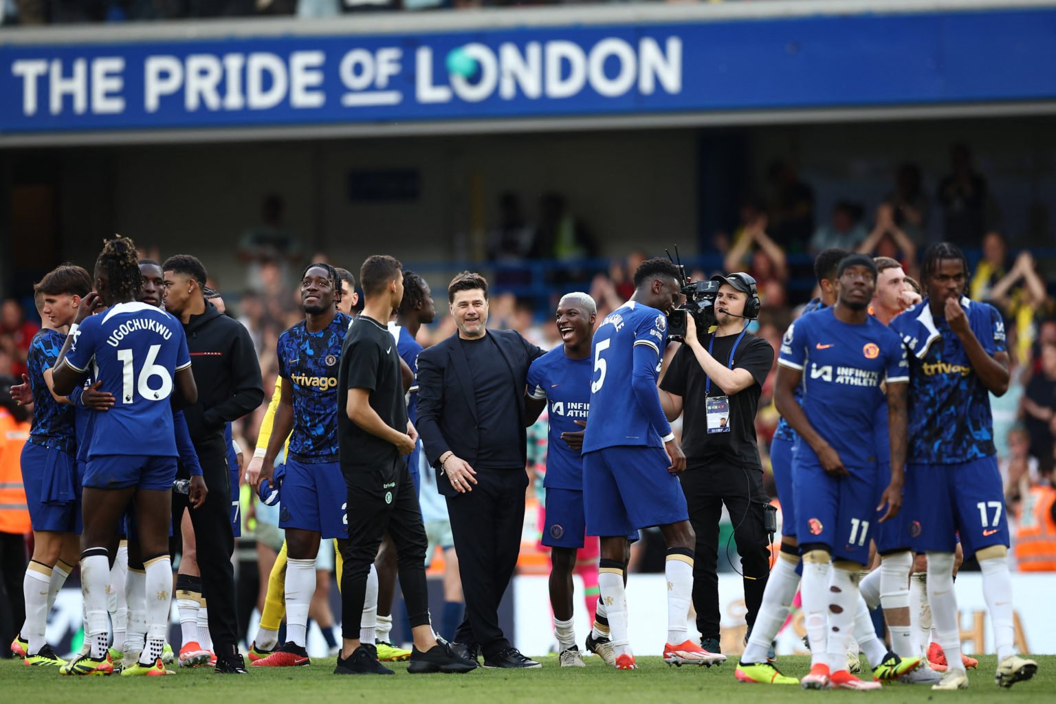 Chelsea's Argentinian head coach Mauricio Pochettino (C) reacts with his players on the pitch following the English Premier League football match b...