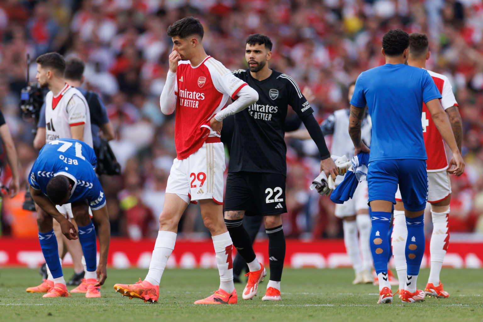 Kai Havertz of Arsenal looks dejected alongside David Raya after the Premier League match between Arsenal FC and Everton FC at Emirates Stadium on ...