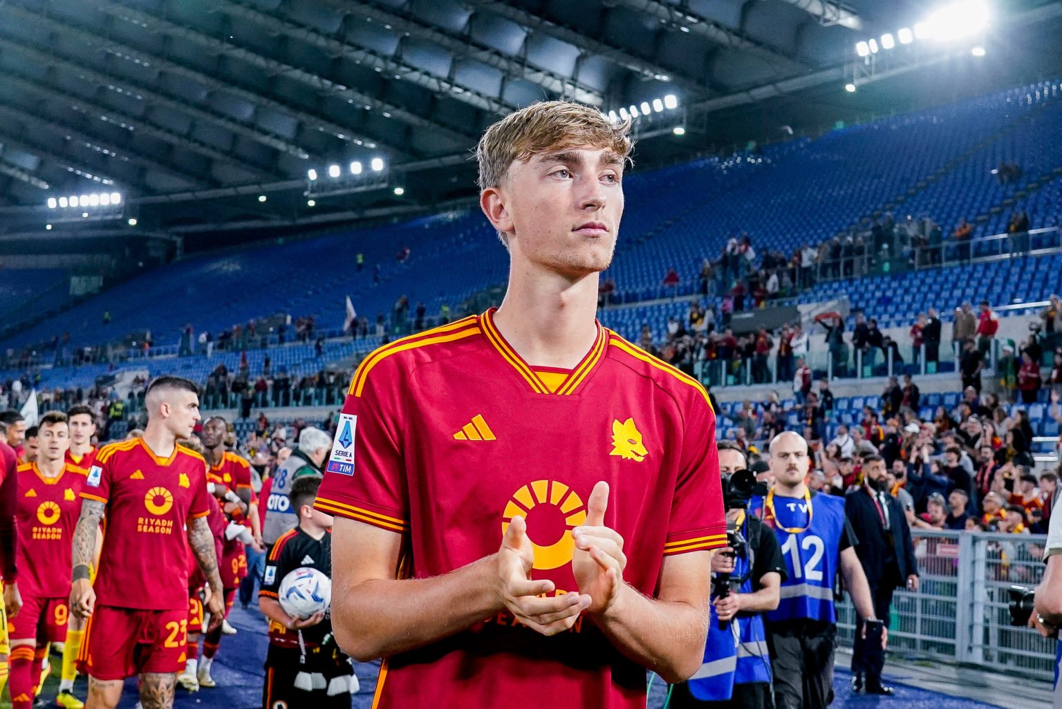 Dean Huijsen of AS Roma greets his supporters after the Serie A TIM match between AS Roma and Genoa CFC at Stadio Olimpico on May 19, 2024 in Rome,...