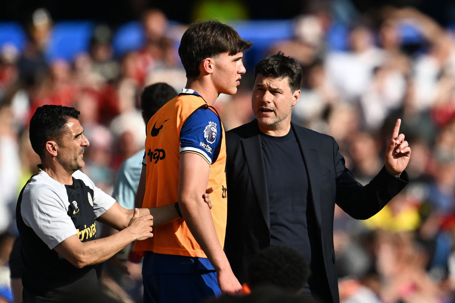 Mauricio Pochettino, Manager of Chelsea, speaks with Cesare Casadei of Chelsea on the touchline during the Premier League match between Chelsea FC ...