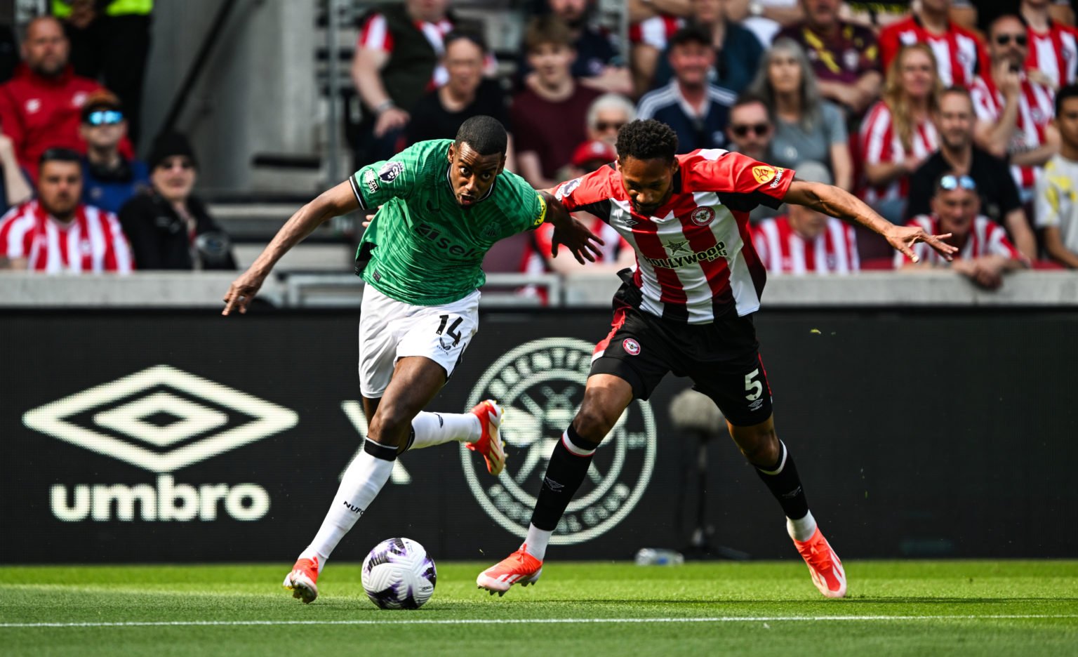 Alexander Isak of Newcastle United (14) controls the ball as he pushes path Ethan Pinnock of Brentford FC (5) during the Premier League match betwe...