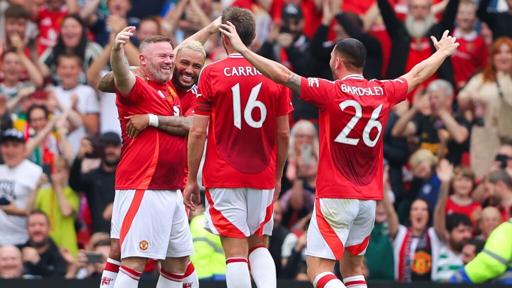 01j76wtyfgyxwwj72gh1 Wayne Rooney rolls back years with incredible free-kick for Man Utd legends