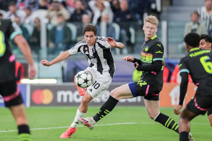 Kenan Yildiz of Juventus (L) and Jerdy Schouten of PSV Eindhoven (R) in action