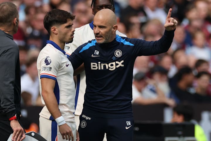 Enzo Maresca relaying instructions to Pedro Neto