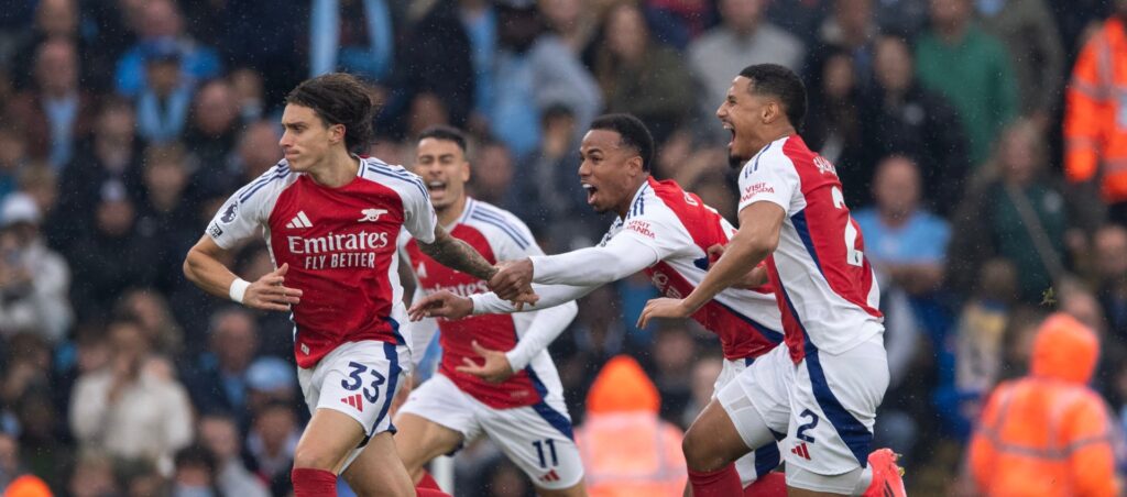 Riccardo Calafiori of Arsenal celebrates scoring with Gabriel Martinelli, Gabriel Magalhaes and William Saliba during the Premier League match betw...