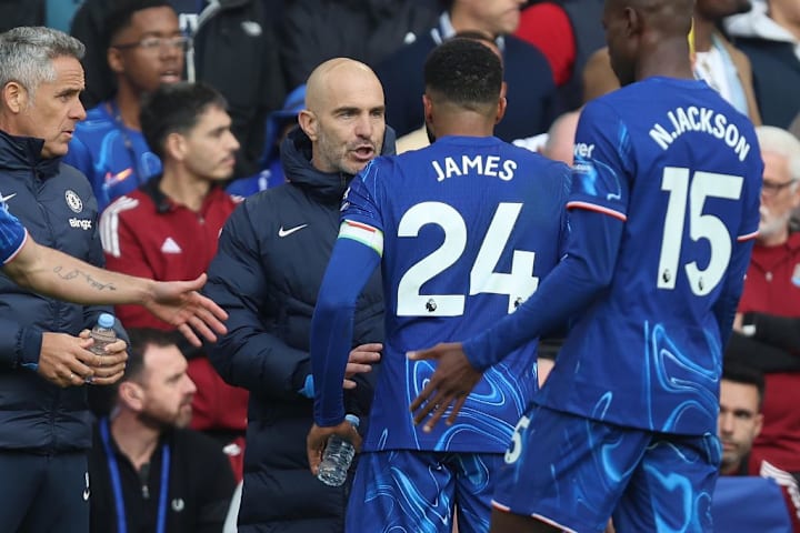 Reece James in conversation with Chelsea boss Enz Maresca